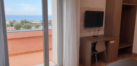 Family Room, Connecting Rooms | In-room safe, desk, free WiFi, bed sheets