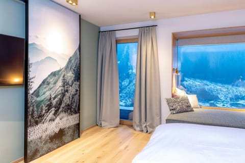 Hypo-allergenic bedding, in-room safe, individually decorated, free WiFi