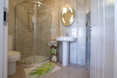 Comfort Triple Room, Private Bathroom | Bathroom