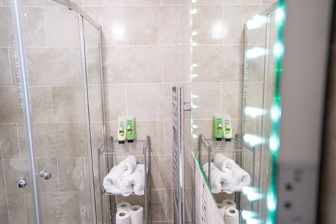 Comfort Triple Room, Private Bathroom | Bathroom