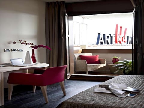 Hypo-allergenic bedding, down comforters, minibar, in-room safe