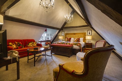 Deluxe Suite | Desk, blackout drapes, iron/ironing board, free WiFi