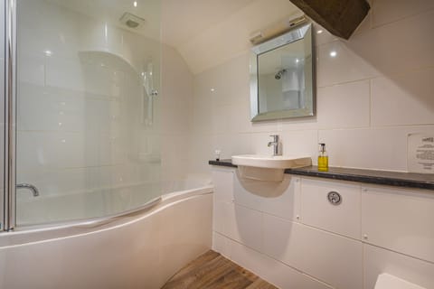 Deluxe Suite | Bathroom | Free toiletries, hair dryer, bathrobes, slippers