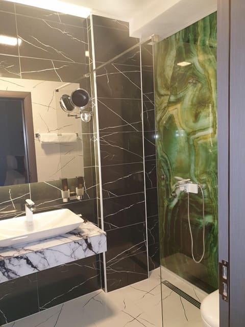 Deluxe Twin Room | Bathroom | Free toiletries, hair dryer, slippers, towels