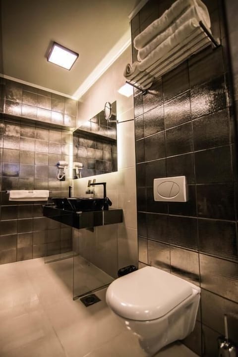 Luxury Studio Suite, Hot Tub | Bathroom | Free toiletries, hair dryer, slippers, towels