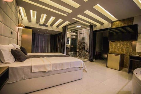 Minibar, in-room safe, desk, laptop workspace