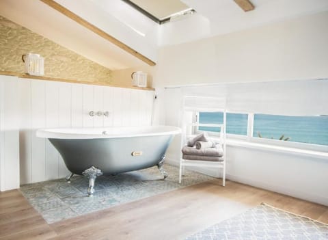 Duplex, Sea View | Deep soaking bathtub