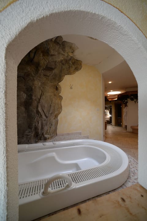 Indoor spa tub