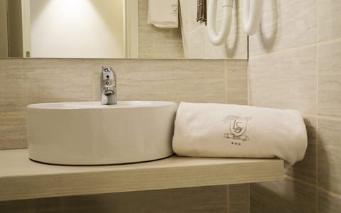 City Room | Bathroom | Shower, free toiletries, slippers, bidet