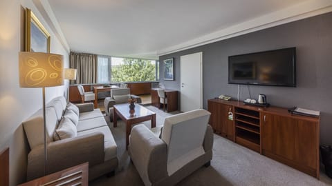 Superior Suite, Lake Side | Minibar, in-room safe, free WiFi, bed sheets