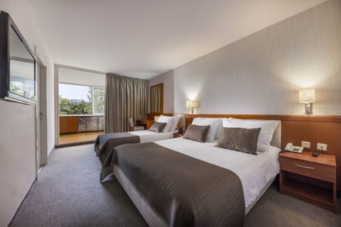 Superior Suite, Lake Side | Minibar, in-room safe, free WiFi, bed sheets