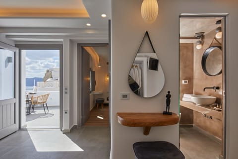 Family Suite, Jetted Tub | Bathroom | Shower, free toiletries, hair dryer, bathrobes