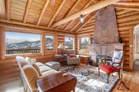 House, 4 Bedrooms | Living room | TV