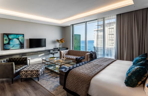 Penthouse | Minibar, in-room safe, desk, laptop workspace