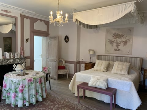 Grand Suite (Pompadour) | Premium bedding, individually decorated, individually furnished, desk