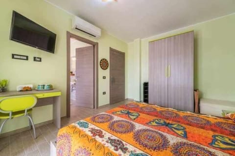 Desk, laptop workspace, free WiFi