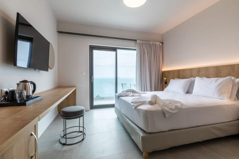 Double Room with Sea View | Hypo-allergenic bedding, minibar, in-room safe, desk
