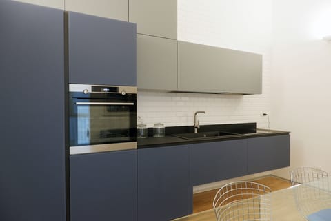 Oven, stovetop, coffee/tea maker, cookware/dishes/utensils