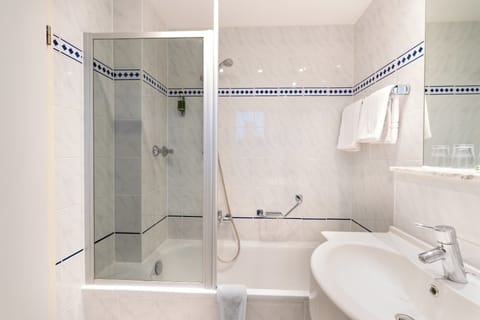 Superior Double Room | Bathroom | Shower, hair dryer, towels