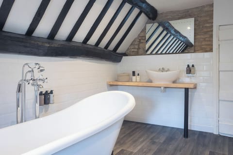 Superior Suite | Bathroom amenities | Eco-friendly toiletries, hair dryer, towels, soap