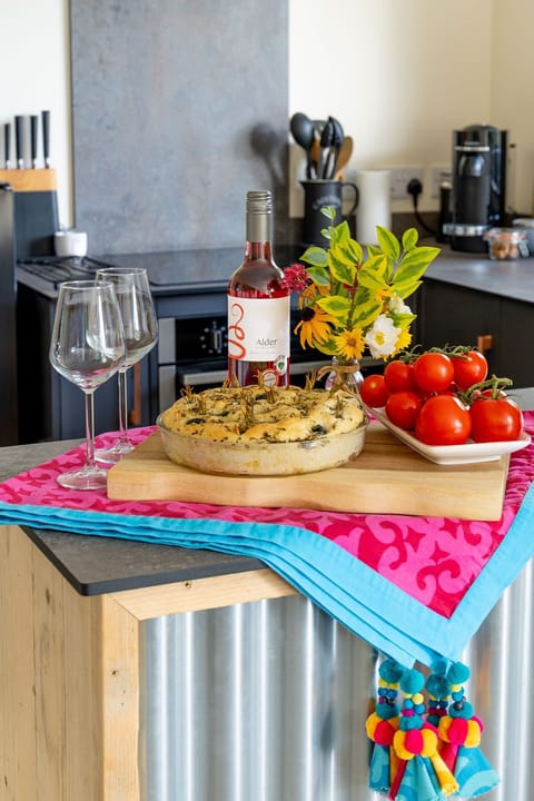 Luxury Cabin, Ensuite (Lew Valley Lodge) | Private kitchen | Highchair