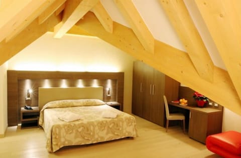 Suite | Down comforters, in-room safe, desk, blackout drapes