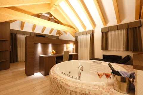 Suite | Jetted tub