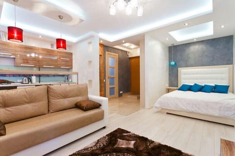 Deluxe Studio Suite | Hypo-allergenic bedding available, in-room safe, iron/ironing board