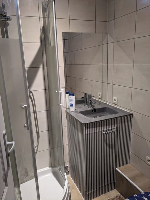 La Douce nuit 2 | Bathroom | Shower, towels