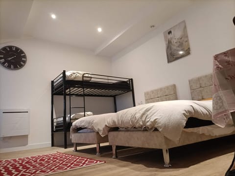 La Courtoise 5 | Individually decorated, individually furnished, desk, laptop workspace