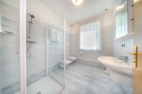 Family Suite | Bathroom | Shower, free toiletries, hair dryer, bidet