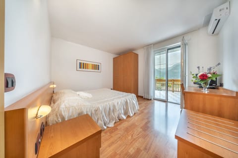 Family Suite | Minibar, in-room safe, desk, soundproofing