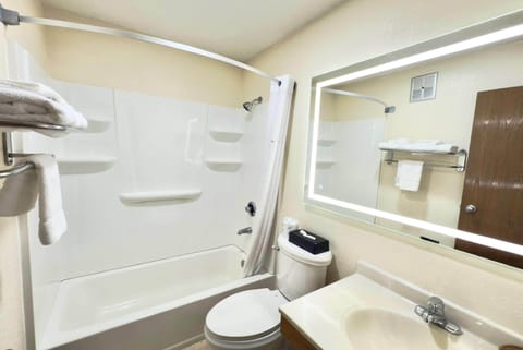 Combined shower/tub, free toiletries, hair dryer, towels