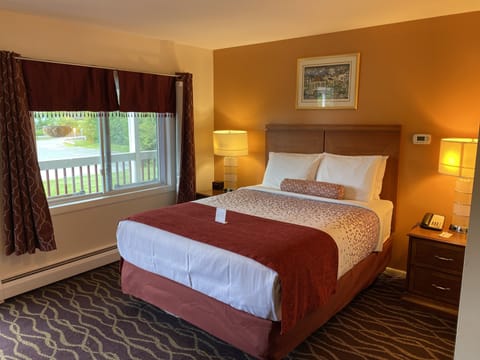 Standard Room, 1 Queen Bed, Non Smoking | Blackout drapes, iron/ironing board, free WiFi, bed sheets