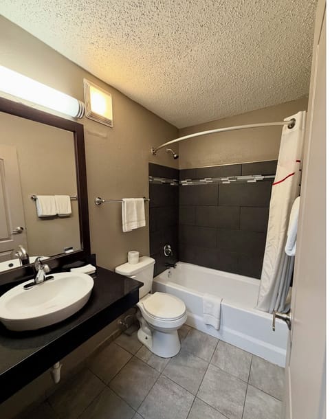 Hydromassage showerhead, free toiletries, hair dryer, towels