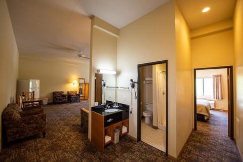 Suite, 2 Bedrooms, Non Smoking (Courtside) | Desk, cribs/infant beds, rollaway beds, free WiFi