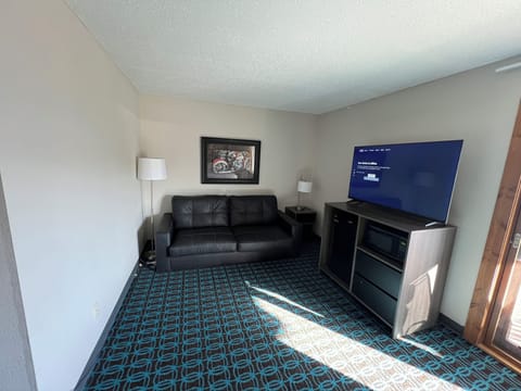 Suite | Living area | 32-inch TV with cable channels