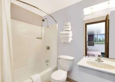 Combined shower/tub, free toiletries, hair dryer, towels