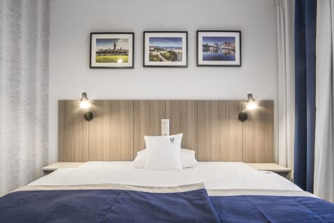 Single Room | In-room safe, desk, laptop workspace, blackout drapes