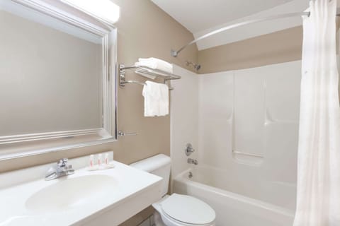 Combined shower/tub, rainfall showerhead, free toiletries, hair dryer