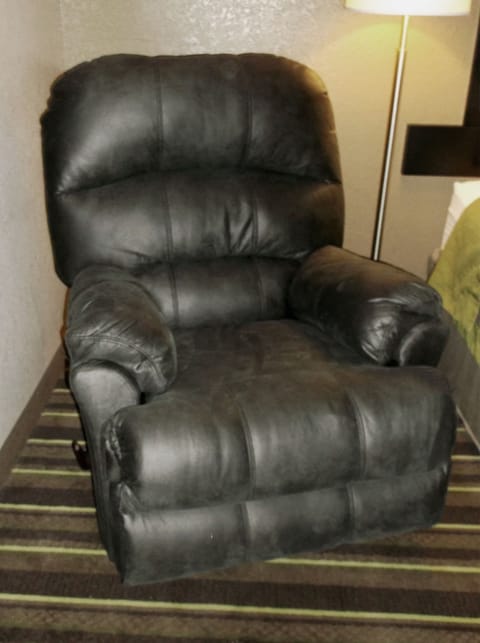 Premium bedding, in-room safe, desk, free cribs/infant beds