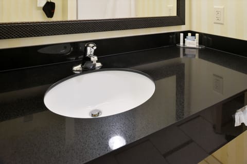 Executive Studio Suite, 1 Bedroom | Bathroom | Shower, free toiletries, hair dryer, towels