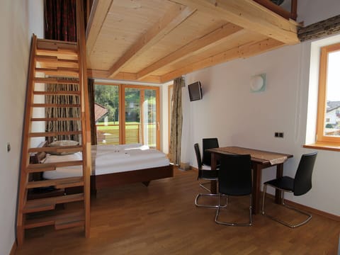 Suite, Balcony | Hypo-allergenic bedding, soundproofing, free WiFi, bed sheets