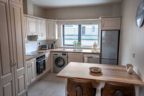 Deluxe Apartment | Private kitchen | Coffee/tea maker, electric kettle