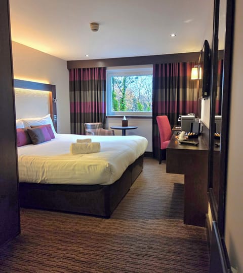 Club Super King | Desk, laptop workspace, blackout drapes, iron/ironing board