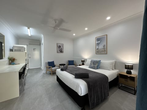 Superior Queen Room | Desk, laptop workspace, blackout drapes, iron/ironing board