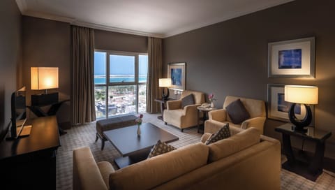 Classic Executive Suite Sea View | Bathroom | Combined shower/tub, free toiletries, slippers, towels