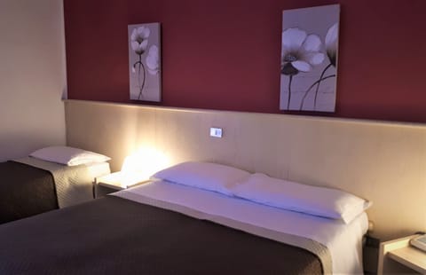 Standard Quadruple Room | Desk, blackout drapes, soundproofing, cribs/infant beds