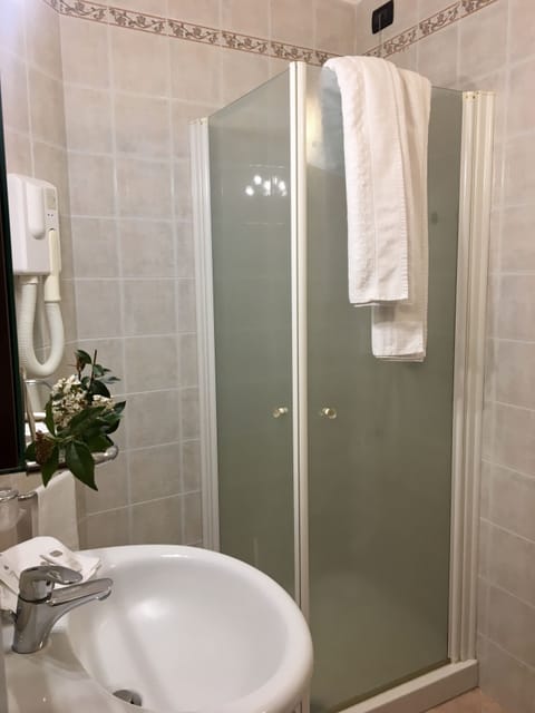 Comfort Double or Twin Room | Bathroom | Shower, hair dryer, bidet, towels