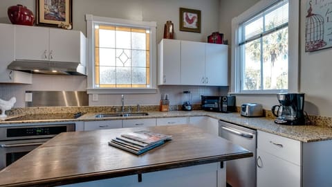 House | Private kitchen | Fridge, microwave, oven, stovetop